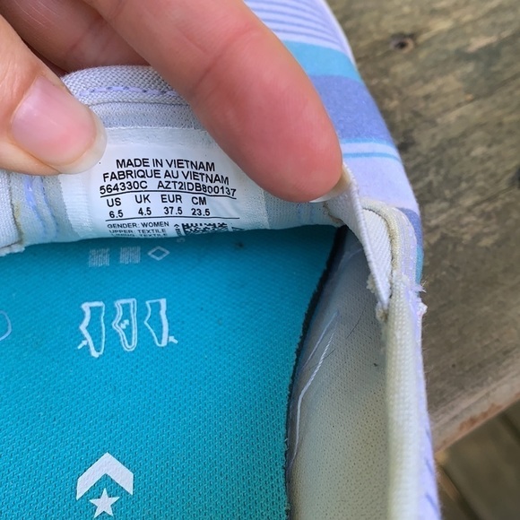 Converse Women’s Rio Shoes 6.5 Blue Striped NWOT - Picture 6 of 9